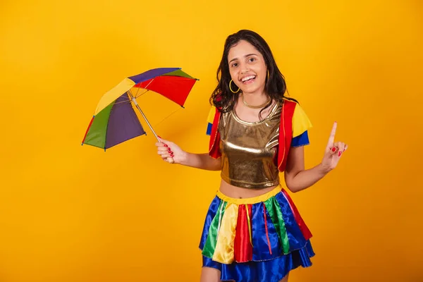 Schöne Brasilianerin Karnevalskleidung Mit Frevo Kleidung Und Buntem Schirmtanz — Stockfoto
