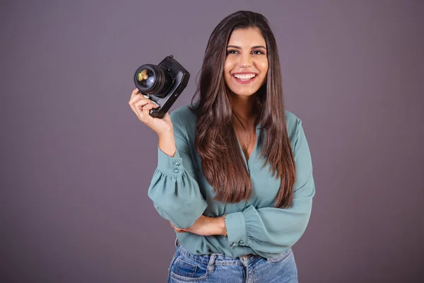 横向的照片 美丽的巴西女人 穿着休闲装 牛仔裤和绿色衬衫 持有照相相机的女摄影师 — 图库照片