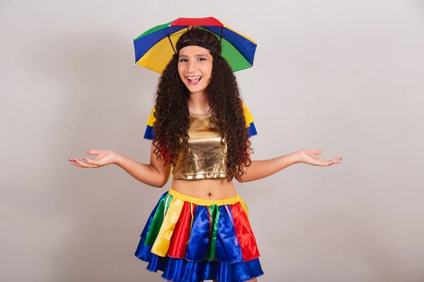 Genç Bir Kız Brezilyalı Frevo Elbiseli Karnaval Şemsiye Şapkalı — Stok fotoğraf