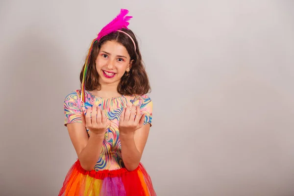 Criança Brasileira Menina Vestida Com Roupa Carnaval Convidando Com Mãos — Fotografia de Stock