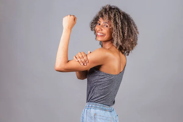 巴西黑人女子 紧握拳头 摆姿势拍照 女性抵抗 增强权能 — 图库照片