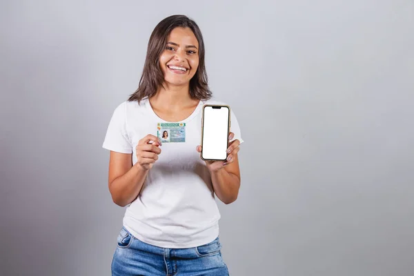 Braziliaanse Vrouw Met Rijbewijs Cnh Document Smartphone Wit Scherm Voor — Stockfoto