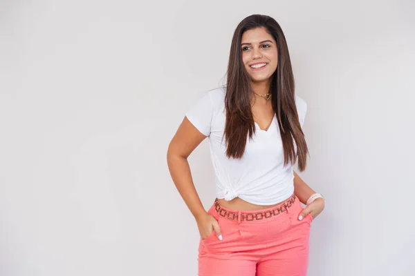 Güzel Brezilyalı Kadın Beyaz Gömlek Pembe Pantolon — Stok fotoğraf