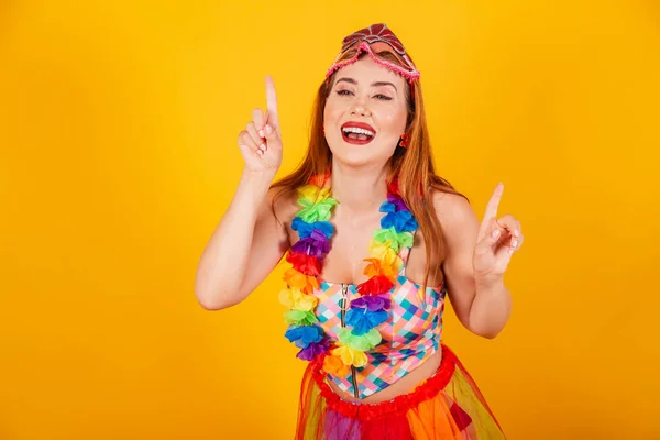 stock image Brazilian redhead, in carnival clothes, with a necklace of flowers around her neck, dancing.