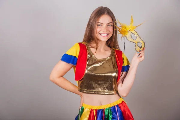 Brazilská Blondýnka Oblečená Frevo Šatech Karneval Drží Karnevalovou Masku Usmívá — Stock fotografie