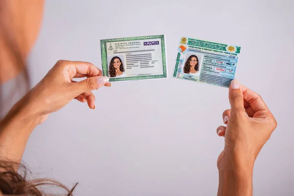 運転免許証と身分証明書を持っている手 ブラジルの文書 — ストック写真