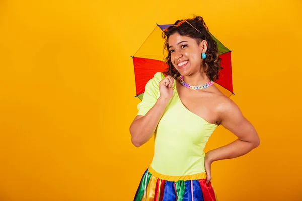 Красивая Афро Американская Бразильская Женщина Карнавальной Одежде Аплодируя Используя Красочный — стоковое фото
