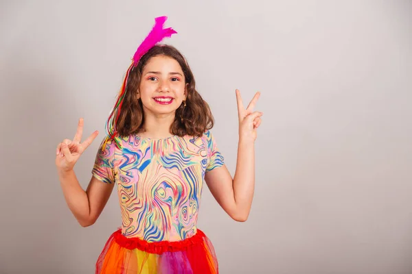Βραζιλιάνο Παιδί Κορίτσι Ντυμένο Ρούχα Καρναβαλιού Ειρήνη Και Αγάπη Πόζα — Φωτογραφία Αρχείου