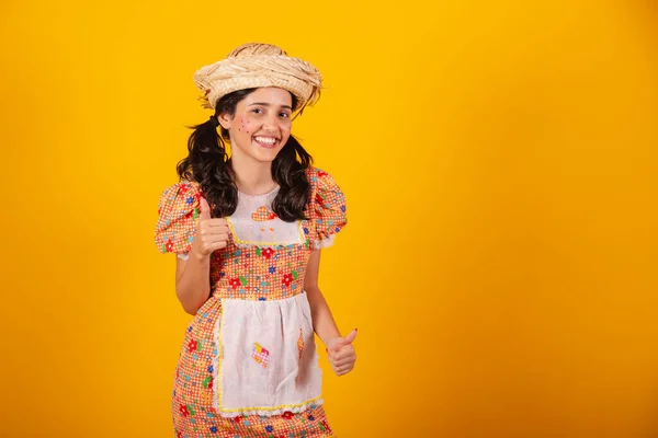 Schöne Brasilianerin Mit Juni Party Kleidung Wie Positives Zeichen — Stockfoto