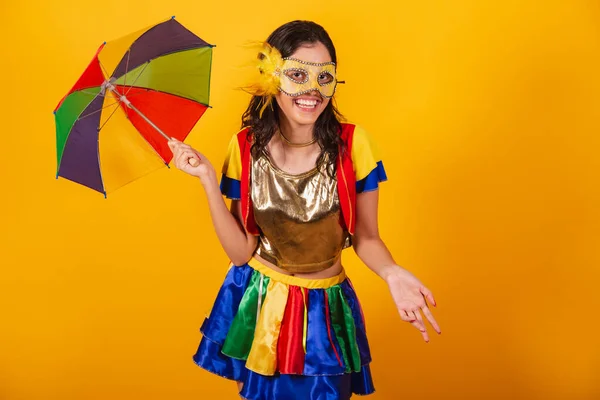 Schöne Brasilianische Frau Karnevalskleidung Mit Frevo Kleidung Und Bunten Regenschirm — Stockfoto