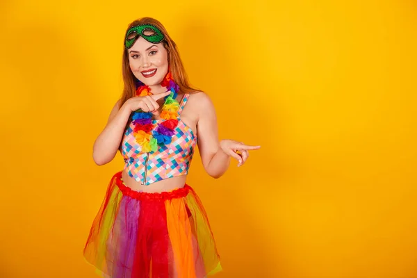 Schöne Rothaarige Brasilianerin Karnevalskleidung Die Etwas Nach Rechts Präsentiert — Stockfoto