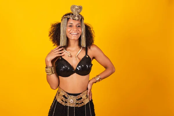 Schöne Schwarze Brasilianerin Kleopatra Karnevalskleidung Posiert Für Ein Foto — Stockfoto