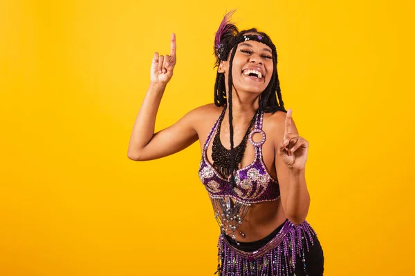 Piękne Czarny Brazylijski Kobieta Fioletowy Karnawał Ubrania Taniec — Zdjęcie stockowe
