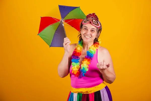 Dorosła Kobieta Stroju Karnawałowym Uśmiechnięta Kamery Kolorowym Parasolem Witam — Zdjęcie stockowe