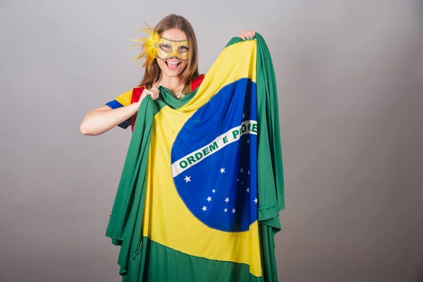 Βραζιλιάνα Ξανθιά Γυναίκα Ντυμένη Ρούχα Frevo Μάσκα Καρναβαλιού Κρατώντας Σημαία — Φωτογραφία Αρχείου