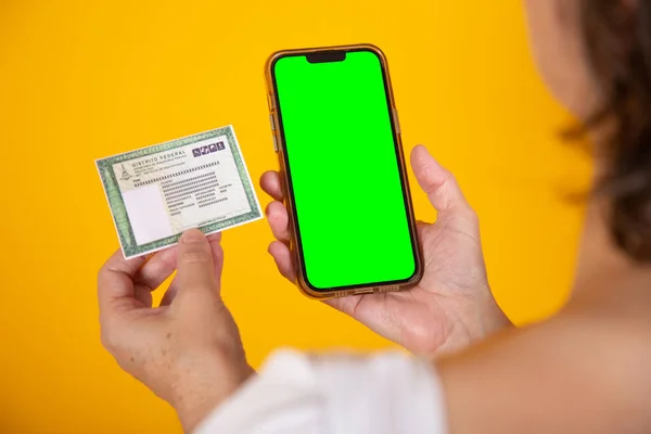 Mão Segurando Cartão Identidade Brasileiro Smartphone Com Tela Verde — Fotografia de Stock