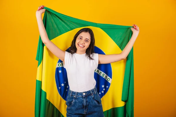 Όμορφη Βραζιλιάνα Γυναίκα Υψώνοντας Σημαία Της Βραζιλίας — Φωτογραφία Αρχείου