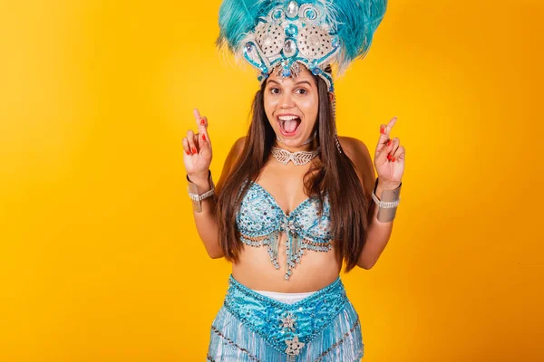 Mulher Brasileira Bonita Roupas Carnaval Azul Branco Com Coroa Penas — Fotografia de Stock