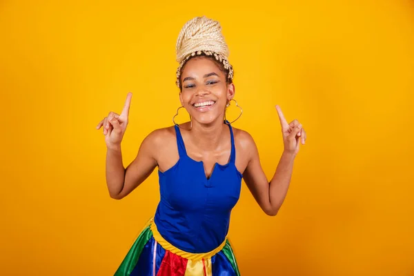 Schöne Schwarze Brasilianerin Karnevalskleidung Blauem Und Gelbem Hintergrund Dutt Und — Stockfoto