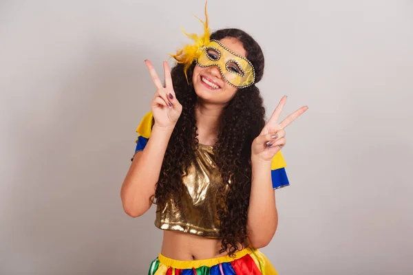Mladá Dívka Brazilka Frevo Oblečením Karneval Maska Znamení Míru Lásky — Stock fotografie