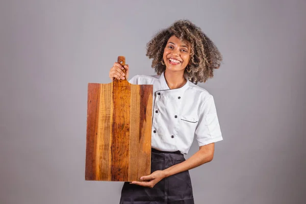 Genç Siyah Brezilyalı Kadın Aşçı Şef Restoran Üniforması Giyiyor Mutfakta — Stok fotoğraf