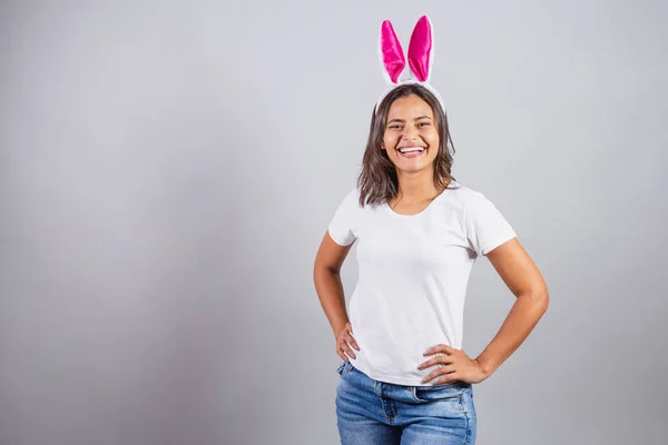 Mujer Brasileña Con Orejas Conejo Pascua Sonriendo Felizmente Guau — Foto de Stock