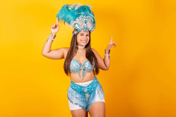 Красивая Бразильская Женщина Сине Белой Карнавальной Одежде Короной Подвижников Улыбающихся — стоковое фото