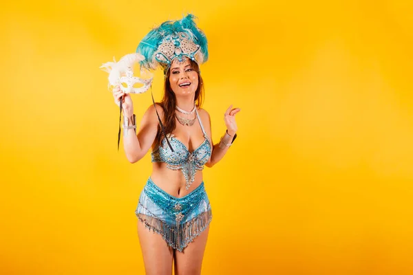 Horizontal Tiro Medio Cuerpo Hermosa Mujer Brasileña Ropa Carnaval Bailando —  Fotos de Stock