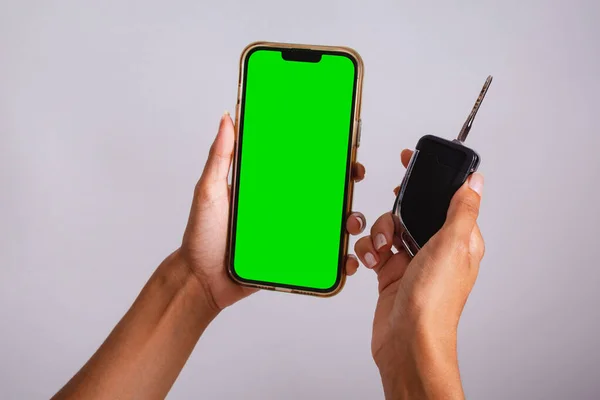 Hands Holding Smartphone Car Key Driving Traffic Geolocation Gps Applications — Stock Photo, Image