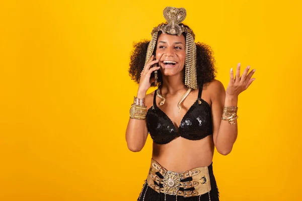Mooie Zwarte Braziliaanse Vrouw Cleopatra Carnaval Kleding Praten Met Smartphone — Stockfoto