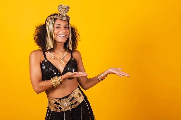 Mooie Zwarte Braziliaanse Vrouw Cleopatra Carnaval Kleding Presenteren Iets Aan — Stockfoto