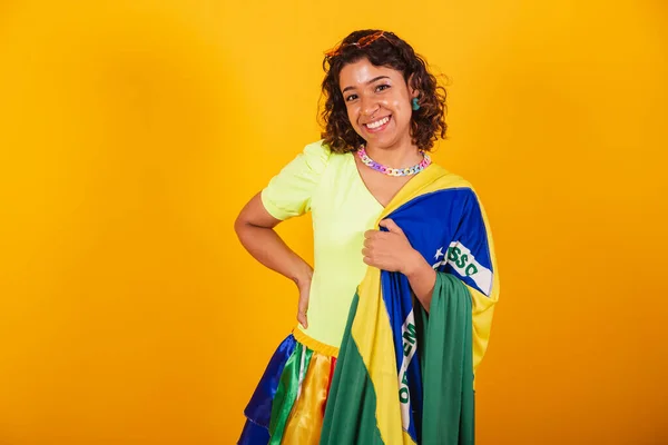 Vacker Afro Amerikansk Brasiliansk Kvinna Karnevalskläder Håller Flagga Brazil — Stockfoto