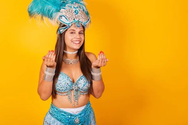 Bella Donna Brasiliana Abiti Carnevale Blu Bianco Con Corona Piume — Foto Stock