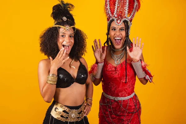 Dwie Brazylijki Przyjaciółki Karnawałowych Ciuchach Niewiarygodne Niewiarygodne — Zdjęcie stockowe