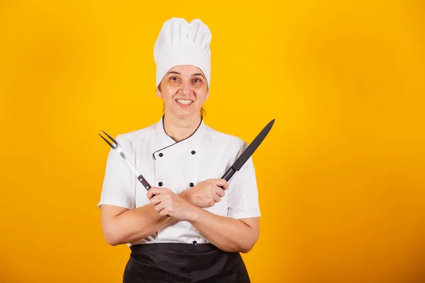 Dorosła Brazylijka Szef Kuchni Mistrz Gastronomii Gotować Trzymając Nóż Grilla — Zdjęcie stockowe