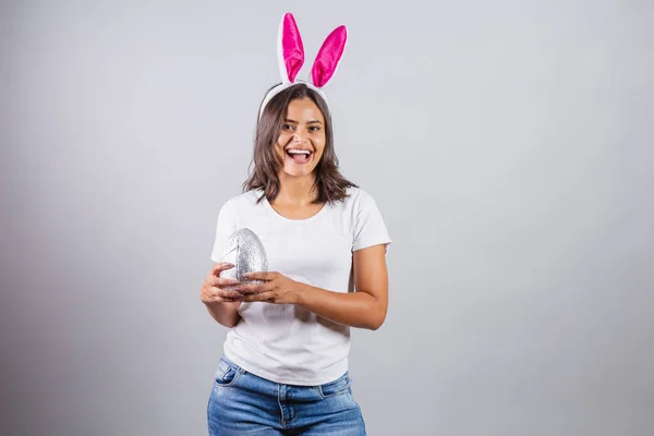 Mujer Brasileña Con Orejas Conejo Pascua Sonriendo Felizmente Sosteniendo Huevo — Foto de Stock