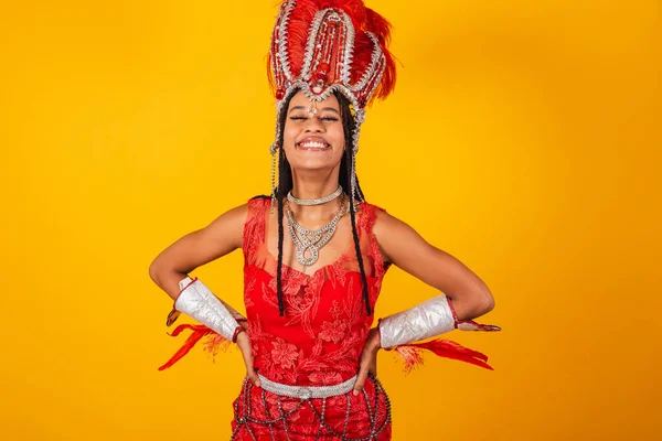 Piękna Czarna Brazylijka Czerwonym Karnawale Dłonie Biodrach Uśmiechnięte — Zdjęcie stockowe