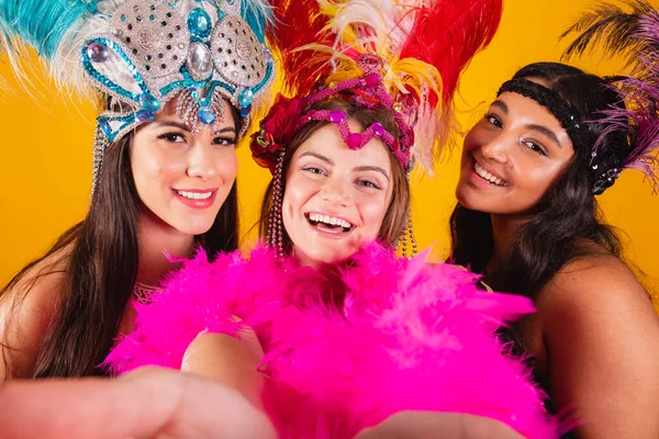 三个穿着桑巴学校服装的巴西女性朋友 狂欢节 羽毛冠 用智能手机自画像 — 图库照片