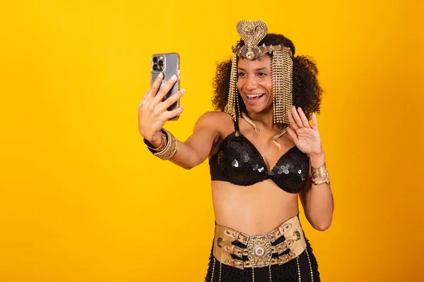 美しい黒ブラジルの女性 クレオパトラカーニバルの服で スマートフォンで自分の肖像画を取ります — ストック写真
