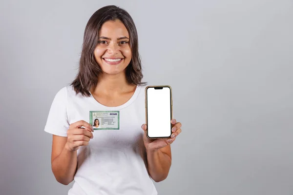 Braziliaanse Vrouw Met Braziliaanse Identiteitskaart Document Smartphone Wit Scherm Voor — Stockfoto