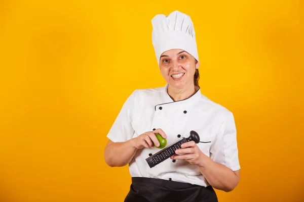 Dorosła Brazylijka Szef Kuchni Mistrz Gastronomii Gotować Tarka Cytryna — Zdjęcie stockowe
