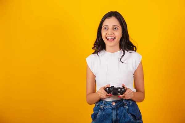Красивая Бразильская Женщина Держит Контроллер Видеоигр Игра Игра — стоковое фото