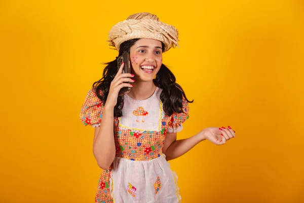 Vacker Brasiliansk Kvinna Med Juni Partykläder Talar Röstsamtal Smartphone — Stockfoto