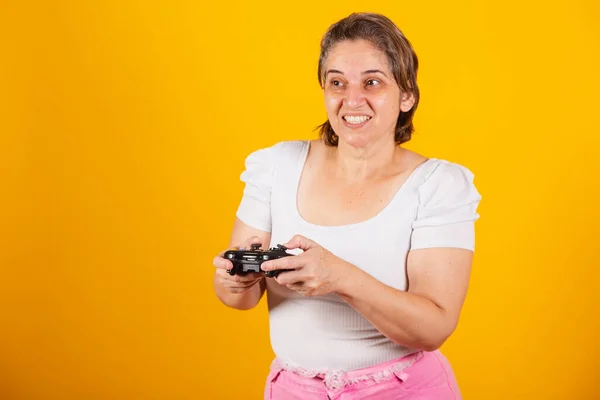 Yetişkin Brezilyalı Kadın Anne Video Oyunu Kumandası Joystick Oyuncu — Stok fotoğraf