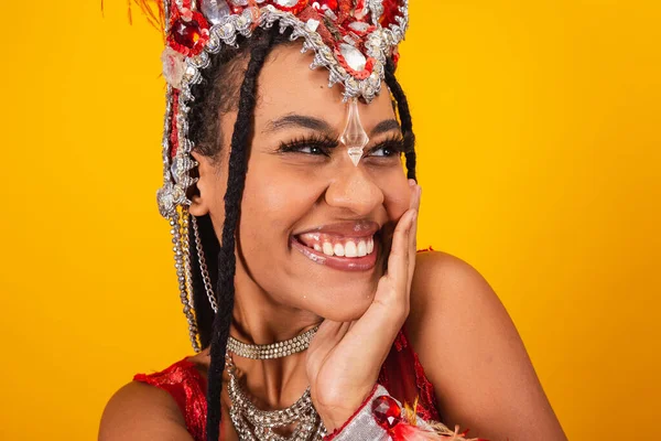 Schöne Schwarze Brasilianerin Mit Roter Karnevalskleidung Nahaufnahme — Stockfoto