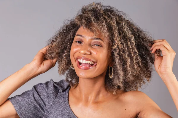 Mulher Negra Brasileira Linda Mostrando Cabelo Cachos Cabelo Afro Poder — Fotografia de Stock