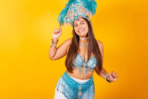 Mavi Beyaz Karnaval Kıyafetleri Içindeki Güzel Brezilyalı Kadın Tüylü Taçla — Stok fotoğraf