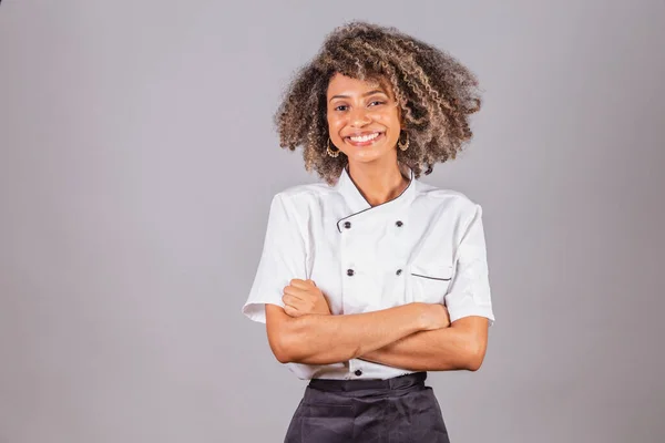 Genç Siyah Brezilyalı Kadın Aşçı Şef Restoran Üniforması Giyiyor Kollar — Stok fotoğraf