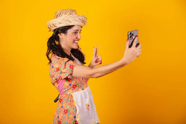 Güzel Brezilyalı Kadın Festa Junina Kıyafetleriyle Akıllı Telefonuyla Kendi Portresini — Stok fotoğraf