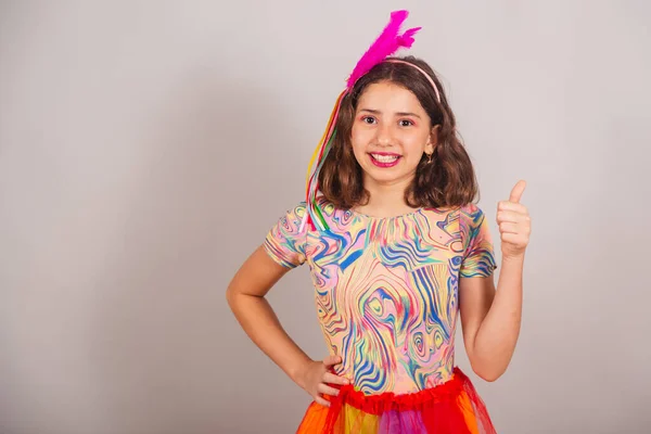 Brasilianisches Kind Mädchen Karnevalskostüm Wie Zeichen Mit Fingern — Stockfoto